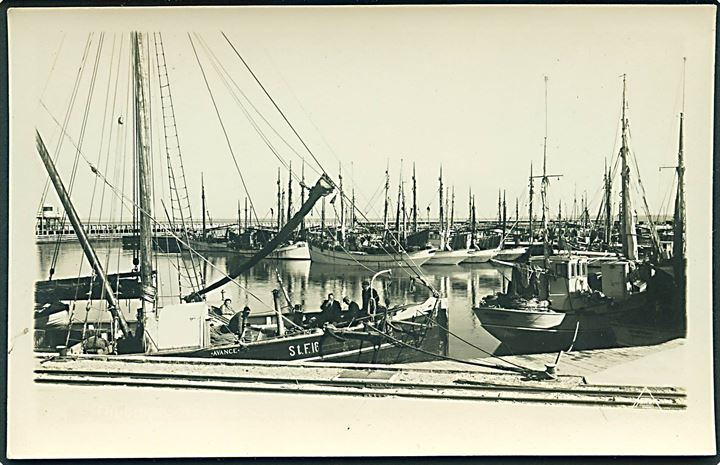 Avance, St.F. 16. Stenfisker og fiskefartøjer i havn. Fotokort u/no.
