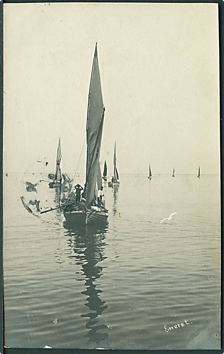 5 øre Chr. IX på brevkort (Fiskerbåde på spejlblankt vand) fra Rønne d. 29.9.1906 annulleret med skibsstempel Fra Rønne og sidestemplet Kjøbenhavn d. 1.10.1906 til København.