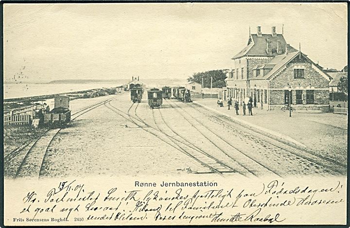 Rønne Jernbanestation med tog og togvogne. Frits Sørensen no. 2450. Små fejl.
