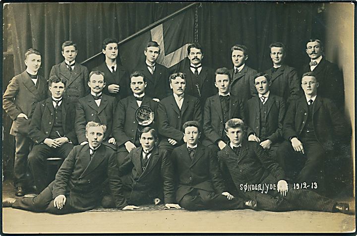 Sønderjyderne 1912-13. Gruppe sønderjyske højskoleelever i Danmark med platte: Vi ere danske og vi ville vedblive at være danske. Fotokort u/no.