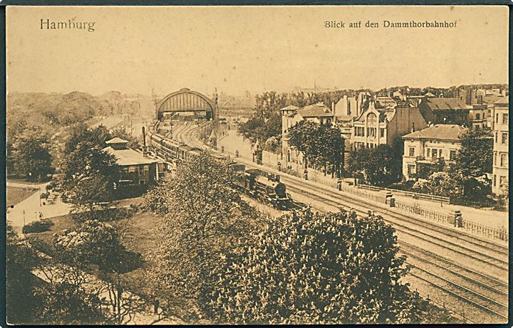 Blick auf dem Dammthorbahnhof, Hamburg. Lokomotiv med vogne ses. C. Worzedialeck no. 47. 
