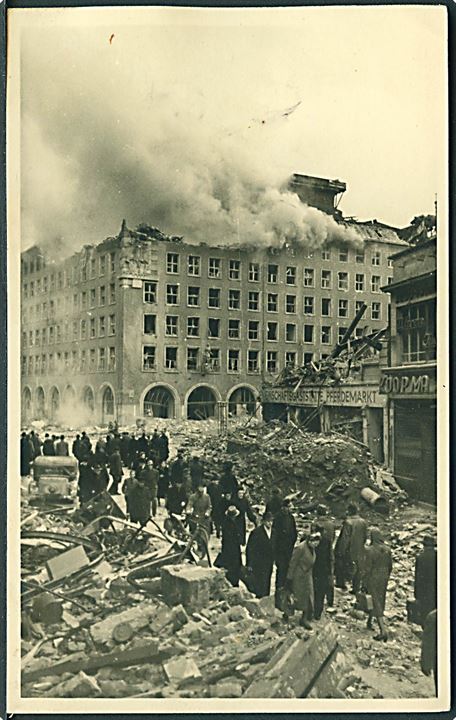 Hamburg. Bombeskadet bygning under 2. verdenskrig. Foto Hugo Schmidt u/no.