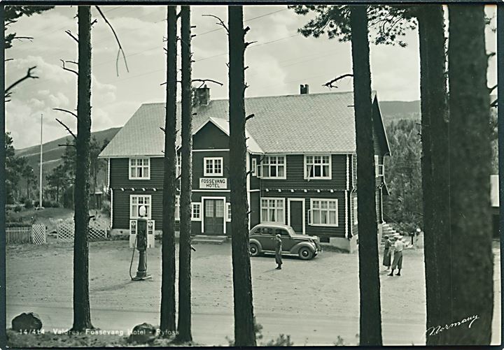 Valdres. Fossevang Hotel - Ryfoss, Norge. Benzinstander foran hotellet. Normanns Kunstforlag no. 14/414. Fotokort. 