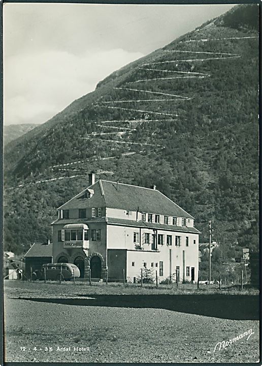 Årdal Hotell i Norge. Normanns Kunstforlag no. 12 - 4 - 35. Fotokort. 