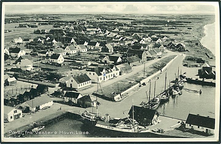 20 øre 1000 års udg. på brevkort (Luftfoto af Vesterø Havn med færgen “Læsø”) annulleret Frederikshavn d. 7.8.1954 og violet sidestempel “Læsø - Frederikshavn” til Vilsted.