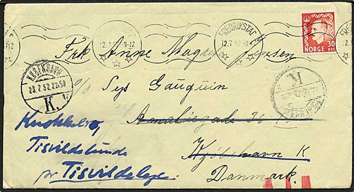 30 øre Haakon single på brev fra Frederikstad d. 12.7.1952 til København, Danmark - eftersendt til Tisvildeleje med røde omdelingskontrol streger.