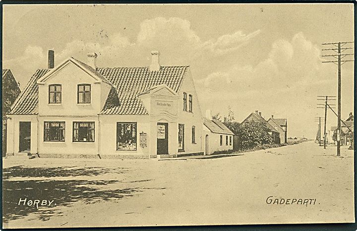 15 øre Chr. X på brevkort (Hørby, Gadeparti) annulleret med bureaustempel Hjørring - Hørby T.125 d. 22.7.1920 til Gørlev. Luksus aftryk af sjældent bureaustempel. 
