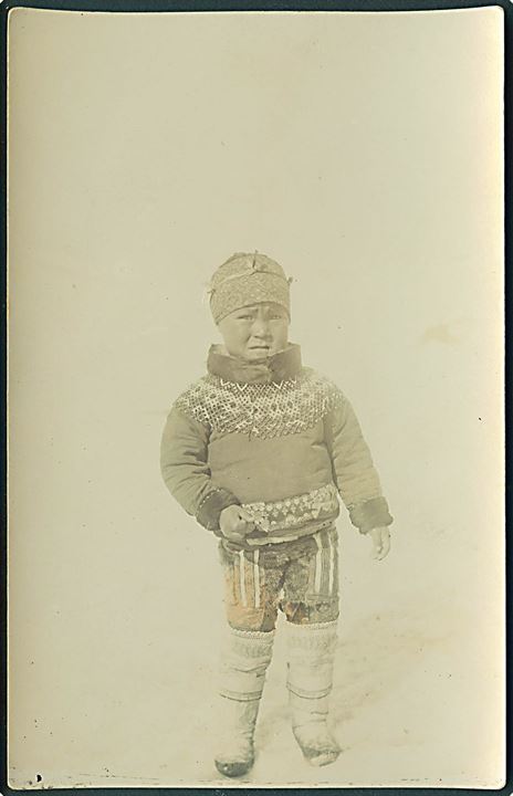 Barn fra Grønland iført nationaldragt. Fotokort u/no. 