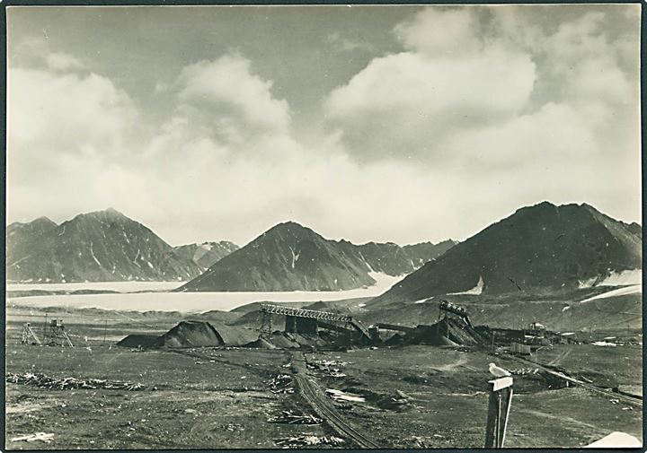 Svalbard. Verdens nordligste grube med Lovenbreene. Nord - Norsk Forlag no. 2. Fotokort. 