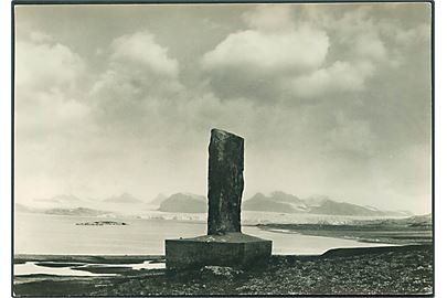 Svalbard. Roald Amundsens minnesten fra polflyvningen 1925. Nord - Norsk Forlag no. 5 Fotokort. 