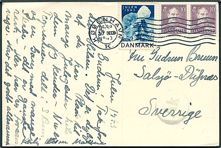 10 øre Chr. X (2) og Julemærke 1943 på brevkort fra København d. 30.12.1943 til Sverige. Passér stemplet Ak ved censuren i København.