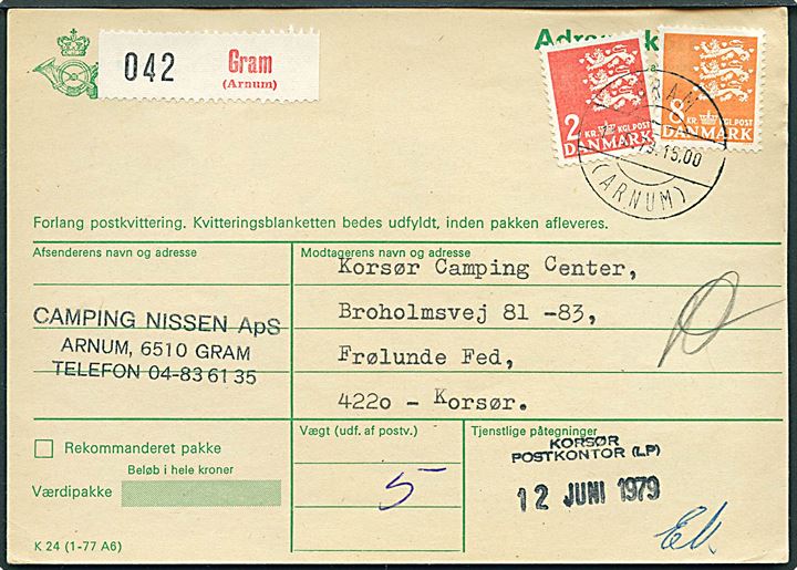 2 kr. og 8 kr. Rigsvåben på adressekort for pakke annulleret med parentes stempel Gram (Arnum) d. 11.6.1979 til Korsør.